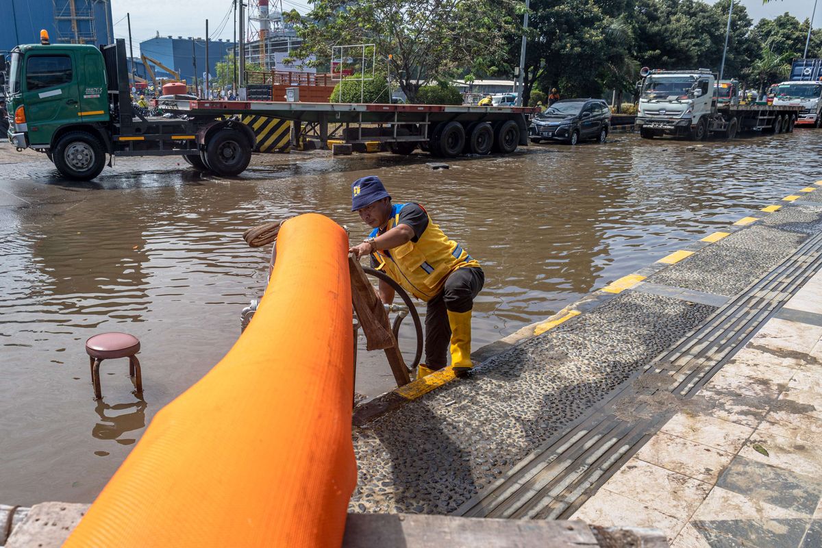 Petugas mengoperasikan pompa penyedot banjir portabel berkapasitas sedot 500 liter per detik untuk mengatasi banjir limpasan air laut ke daratan atau rob di kawasan Pelabuhan Tanjung Emas Semarang, Jawa Tengah, Jumat (27/5/2022). Kementerian PUPR menyiagakan sejumlah mobil penyedot banjir berbagai kapasitas untuk mempercepat proses pengeringan sejumlah titik kawasan pelabuhan yang masih terendam banjir rob.