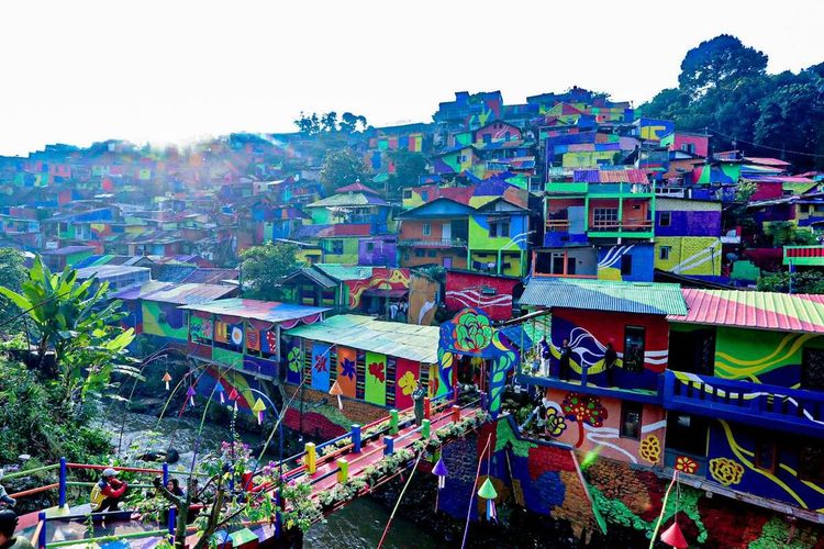 Revitalisasi Kampung Warna-warni Lembur Katumbiri Bandung Habiskan 504 Galon Cat