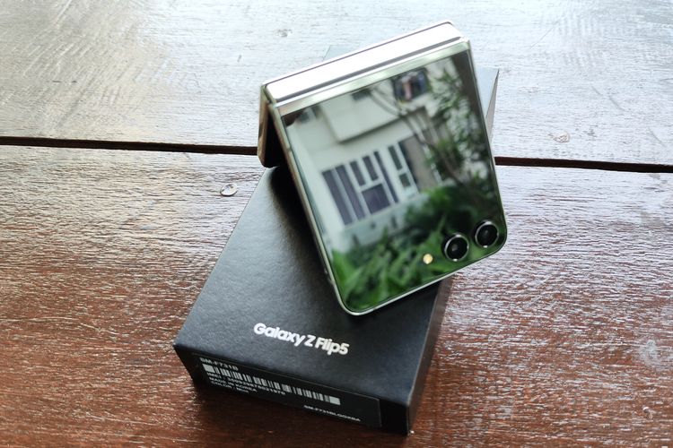 Tampilan layar sekunder Galaxy Z Flip 5 yang kini sudah diperbesar dibandingkan generasi pendahulunya