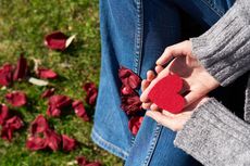 7 Tradisi Unik Hari Valentine, Ada yang Berikan Sendok Cinta