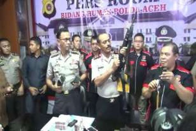 Kapolda Aceh Irjen Pol Husein Hamidy memperlihatkan senjata sitaan yang digunakan para penculik dalam menyekap Kamal Bahri, Sekretaris Unit  Layanan Pengadaan (ULP) Pemerintahan Aceh. Kedua penculik ini tewas dalam aksi kontak tembak dengan parat kepolisian.