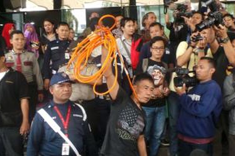 Seorang warga Indramayu, Masnun S membawa tali ke Gedung KPK, Jakarta, Jumat (10/1/2014). Masnun mengatakan, tali itu akan diserahkan ke tersangka kasus korupsi Hambalang Anas Urbaningrum.