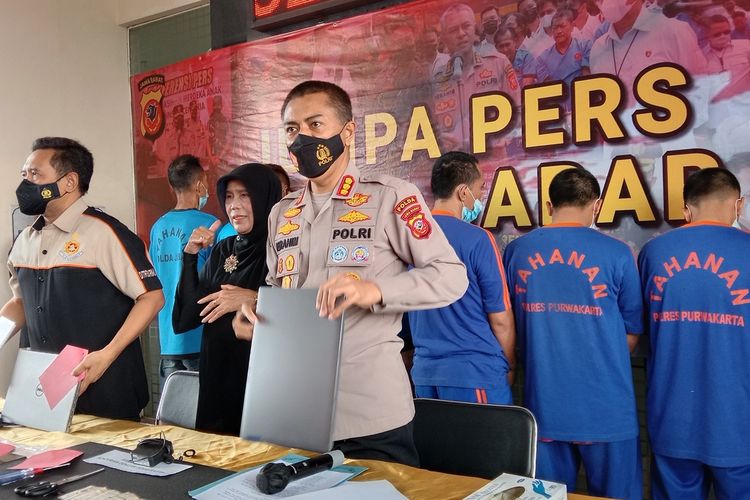 Polisi tengah memperlihatkan barang bukti dan pelaku spesialis pembobolan mobil dan truck di rest area jabar, Jawa Tengah, Jakarta, Merak, hingga Banten, di Mapolda Jabar, Kamis (28/4/2022).