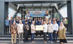 Salurkan Beasiswa Rp 693 Juta untuk Mahasiswa, Syamsuar: SDM Penting Dipersiapkan