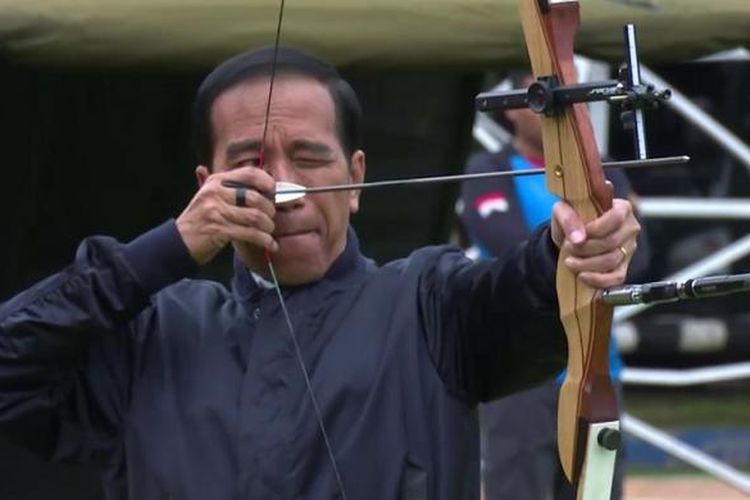 Presiden Joko Widodo berlatih memanah di Pusdikzeni, Bogor, pada Sabtu (14/1/2017).
