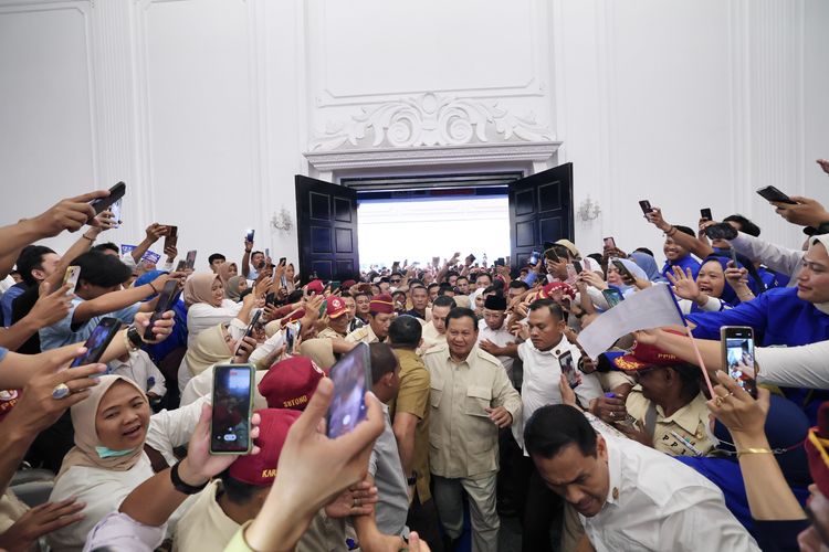 Calon presiden (capres) nomor urut 2 Prabowo Subianto saat menghadiri acara Tim Kampanye Daerah (TKD) Prabowo-Gibran di Lampung di Graha Wangsa, Bandar Lampung, Kamis (11/1/2024).

