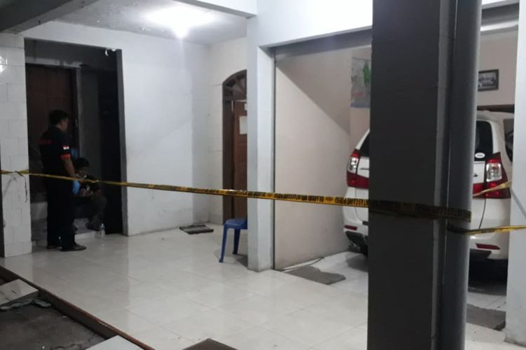 Polisi saat melakukan olah TKP di rumah korban pembunuhan yang juga mertua sekda Lamongan, yang terletak di Desa Sumberwudi, Kecamatan Karanggeneng, Lamongan.