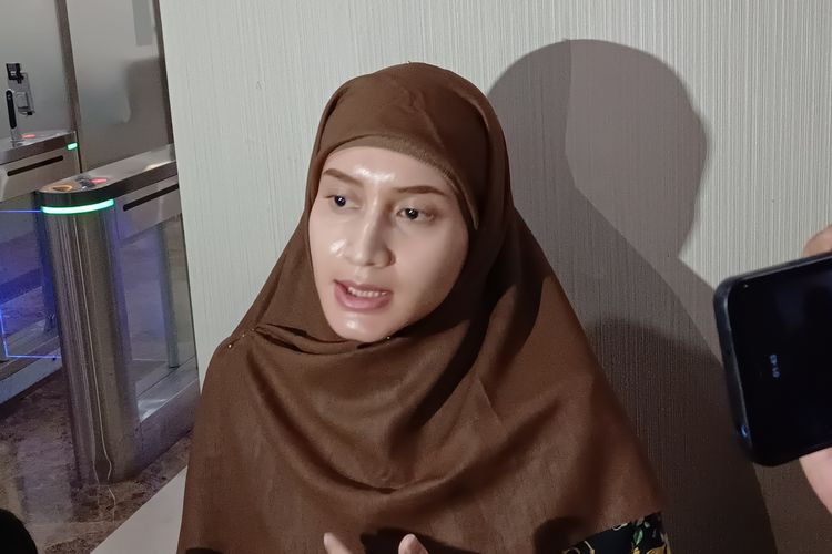 Istri produser film Ody Mulya Hidayat, Mirna Febriyani usai mengurus laporan dugaan penculikan suaminya di Bareskrim Polri, Jakarta Selatan, Senin (21/8/2023).