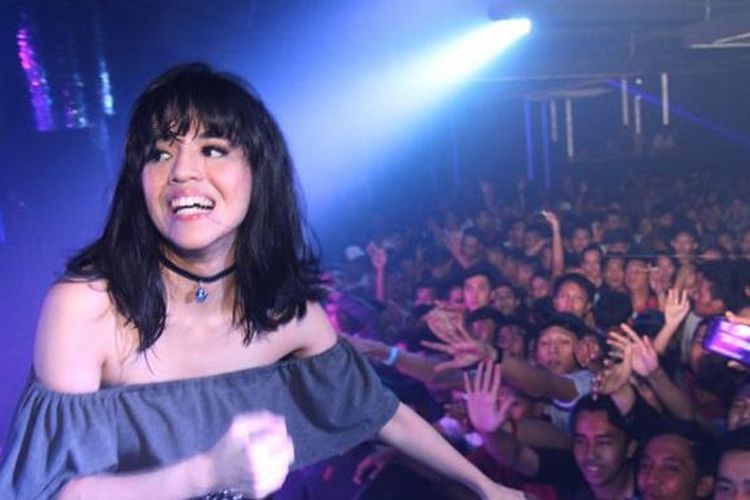 Putri Una Astari atau akrab dipanggil Disk Jockey (DJ) Una menghibur penggemarnya di Liquid Cafe, Jalan Thamrin, Semarang, Kamis (01/10/2015) dini hari. 