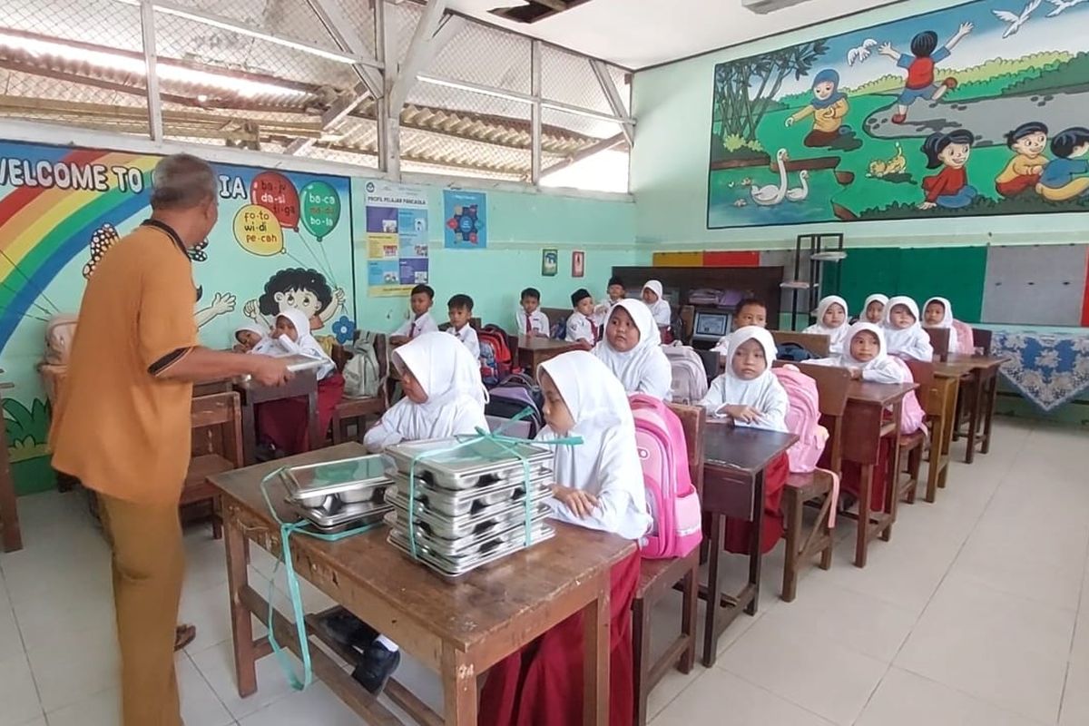 Pantauan di Sekolah Dasar Negeri (SDN) Pandian 1, Kecamatan Kota, para siswa kelas 1, 2 dan 3 menerima lebih awal menu makan bergizi gratis, Senin (13/1/2025). 
