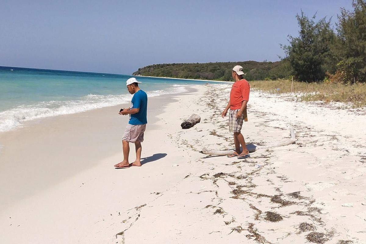 Pantai Laing Lewe, Pantai pasir putih terpanjang di Kabupaten Manggarai Timur, NTT yang berlokasi di Desa Satar, Kecamatan Lambaleda Utara (LAUT), Kabupaten Manggarai Timur, Jumat, (29/7/2022). (KOMPAS.com/MARKUS MAKUR)