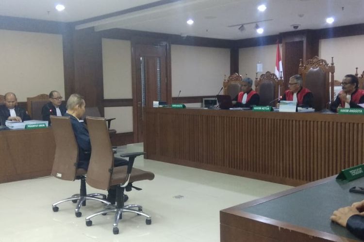 Direktur Utama PT Fajar Mulia Transindo (FMT) sekaligus penasihat PT Citra Gemini Mulia (CGM) Pieko Njotosetiadi dituntut 2 tahun penjara dan denda Rp 250 juta subsider 6 bulan kurungan oleh jaksa KPK, Rabu (15/1/2020).