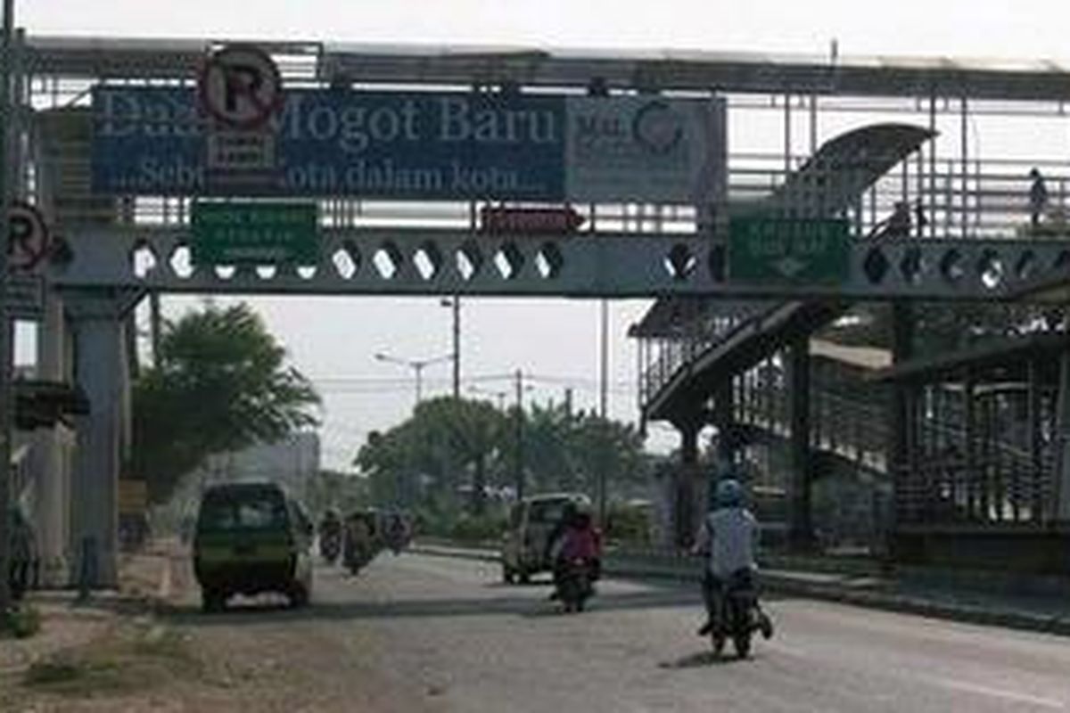 Halte Bus Transjakarta Pesakih, Daan Mogot, Grogol, Jakarta Barat