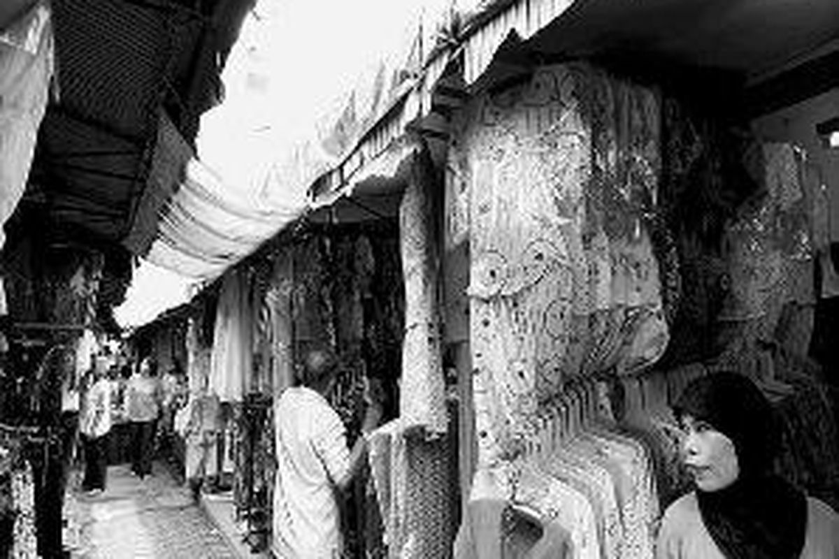 Pedagang di Pasar Koja Baru, Jakarta Utara, menunggu datangnya pembeli, Minggu (14/9). Rencananya PD Pasar Jaya akan merenovasi pasar tersebut dan memindahkan pedagang sementara ke tempat penampungan. 