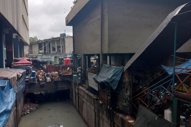 Kali kumuh di belakang tembok bangunan Wihara Hok Tek Tjeng Sin, Tanah Abang, Jakarta Pusat 