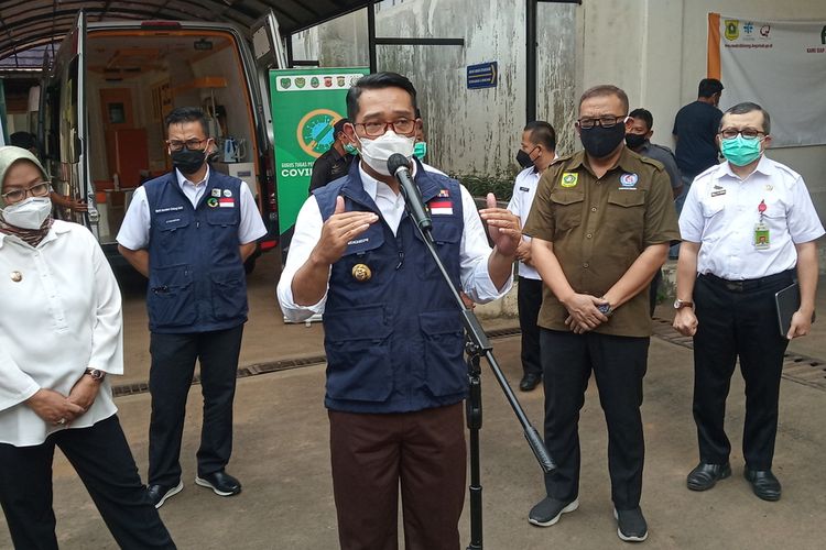 Gubernur Jawa Barat Ridwan Kamil saat saat melakukan peninjauan fasilitas kesehatan di Cibinong, Kabupaten Bogor, Jawa Barat, Rabu (7/10/2020).