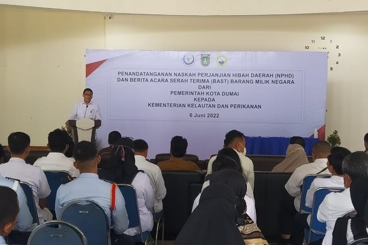Acara serah terima Barang Milik Daerah (BMD) berupa tanah seluas 5,3 hektar dari Pemkot Dumai ke Kementerian KP. Perjanjian hibah dan Berita Acara Serah Terima (BAST) ditandatangani oleh Sekretaris BRSDM Kusdiantoro dan Sekretaris Daerah (Sekda) Kota Dumai Indra Gunawan di Dumai, Riau, Senin (6/6/2022).
