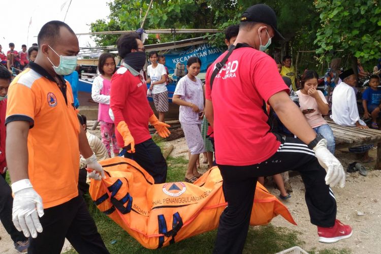 Proses evakuasi jasad perempuan terbungkus karung yang ditemukan di perairan Jepara, Jawa Tengah tepatnya 6,3 mil dari bibir Pantai Teluk Awur, Desa Teluk Awur, Kecamatan Tahunan Jepara, Jumat (22/2/2019) siang.