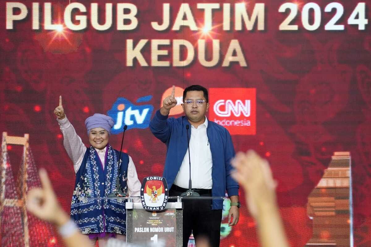 Pasangan Luluk-Lukman saat debat kedua pilkada Jatim di Grand City Surabaya, Minggu (3/11/2024).