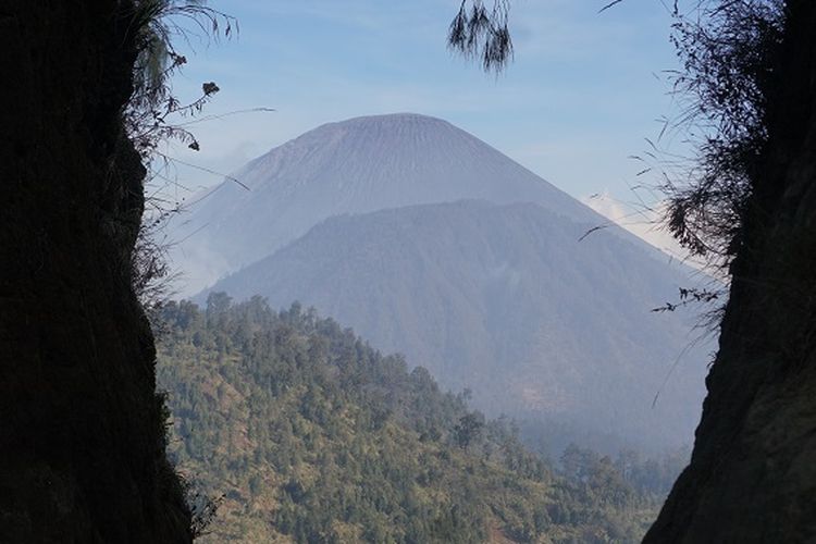 Panorama Gunung Semeru dilihat dari Gunung Ayek-Ayek.