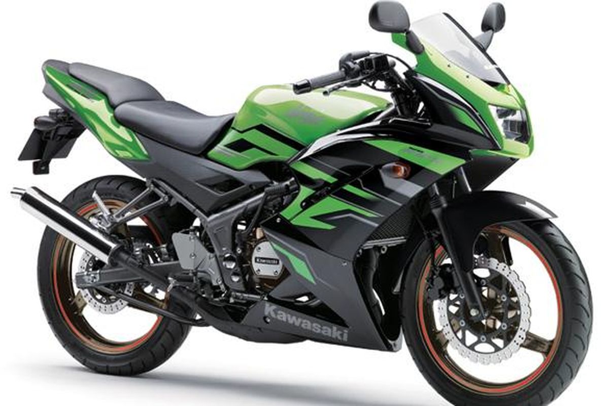 Kawasaki Ninja RR, salah satu varian Ninja 2-tak selain tipe SS, R, dan S, yang harus dihentikan produksinya karena regulasi emisi.