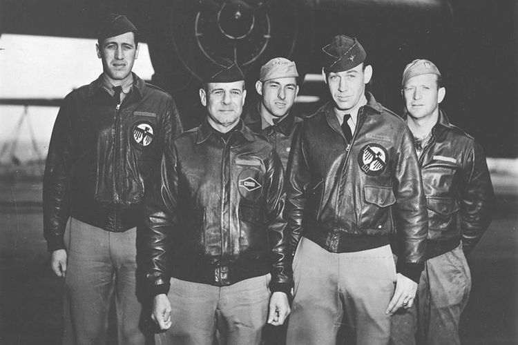 Kru pesawat pengebom B-25B Mitchell nomor satu,  dari kiri ke kanan (baris depan) Letkol Doolittle, pilot; Letnan Richard E Cole, kopilot; (baris belakang) Letnan Henry A Potter, navigator; Sersan Fred A Braemer, juru bom; Sersan Paul J Leonard, teknisi/penembak. 