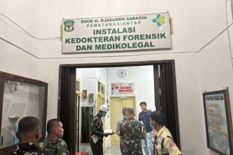 Foto: Sejumlah anggota TNI berada di ruangan instalasi jenazah Forensik dr.Djasamen Saragih, Pematangsiantar, Sumatera Utara, Senin (20/7/2026) malam.