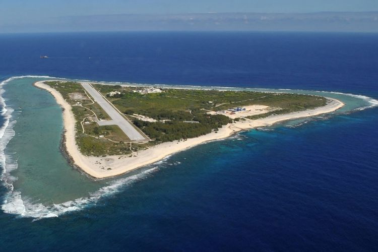 Pulau Minamitorishima di Desa Ogasawara, Prefektur Tokyo, Jepang, ketika dilihat dari atas pada November 2012. Jepang pertimbangkan Pulau Minamitorishima sebagai lokasi pembuangan limbah nuklir. Survei geologi jadi tahap awal penentuan lokasi permanen.