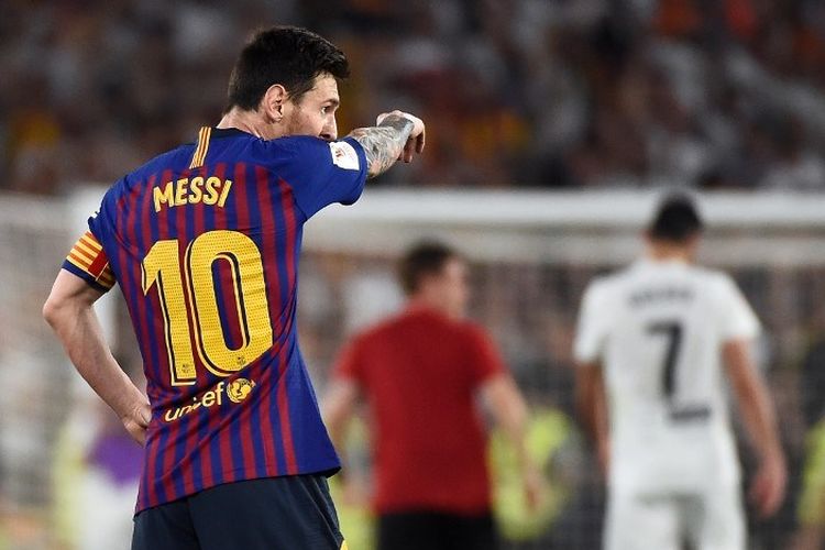 Lionel Messi tampak kecewa seusai laga Barcelona vs Valencia dalam final Copa del Rey 2018-2019 di Stadion Benito Villamarin, 25 Mei 2019. 