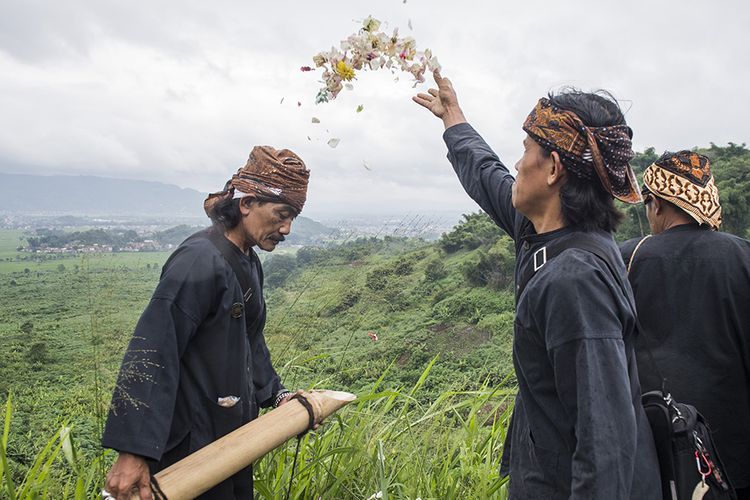 Warga kampung adat Cireundeu menabur bunga saat upacara adat peringatan Hari Peduli Sampah Nasional (HPSN) 2020 di lokasi tragedi longsor sampah eks TPA Leuwigajah, Cimahi, Jawa Barat, Jumat (21/2/2020). Upacara adat tersebut merupakan peringatan 15 tahun bencana longsor sampah TPA Leuwigajah yang menimbun dua kampung Cilimus dan kampung Pojok termasuk 157 orang di dalamnya.