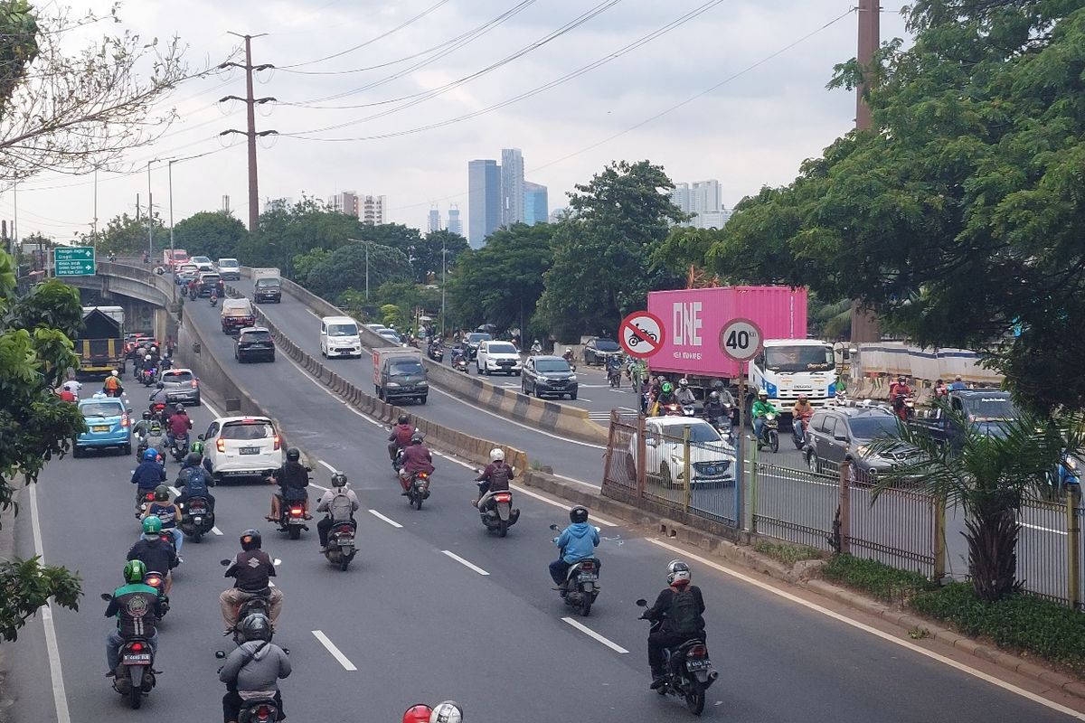 Meski sudah ada rambu larangan, sejumlah pengendara motor masih melintas di flyover Pesing, Jakarta Barat, pada Senin (10/1/2022).