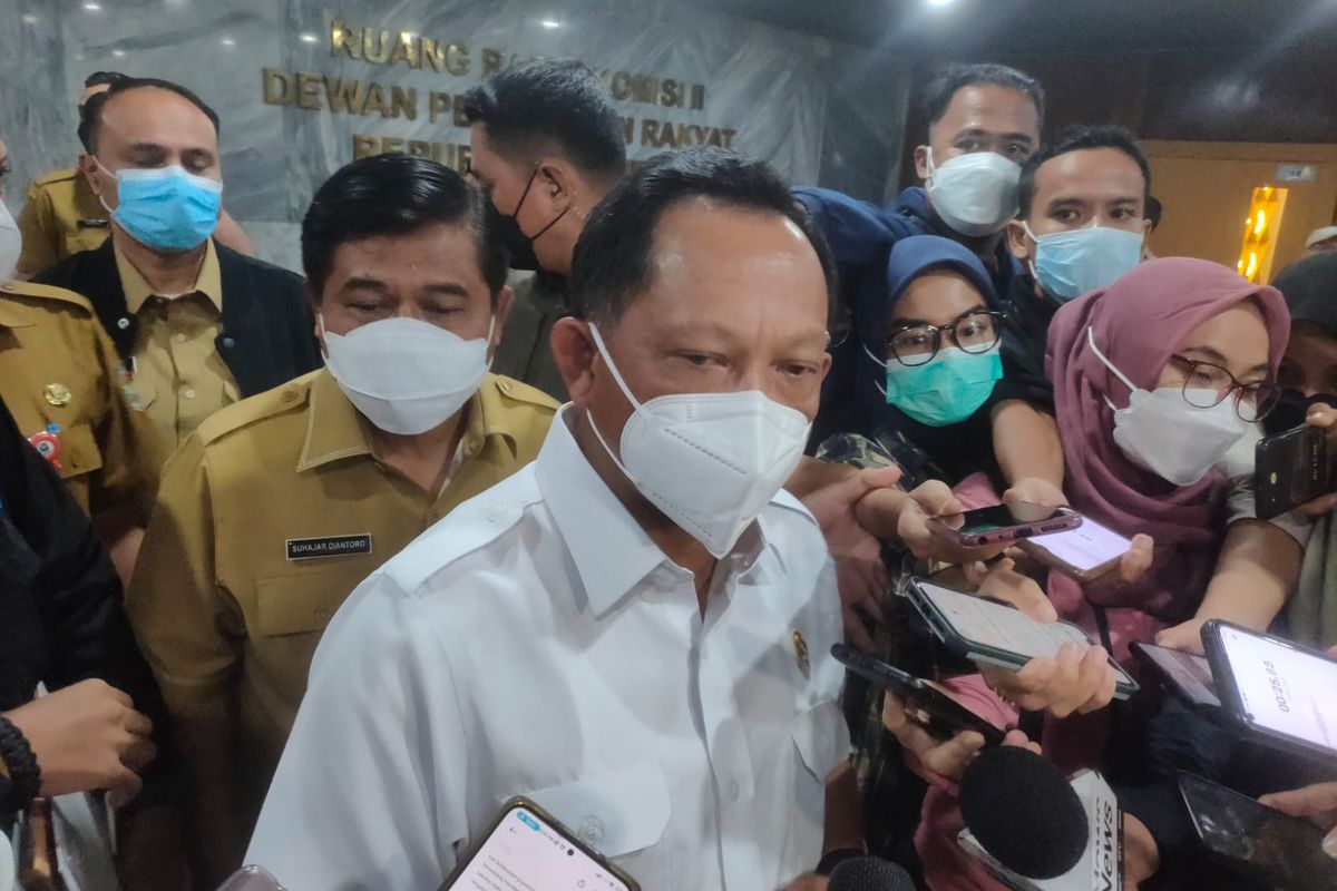 Menteri Dalam Negeri Tito Karnavian ditemui di Kompleks Parlemen Senayan, Jakarta usai rapat dengan Komisi II DPR, Selasa (5/4/2022).