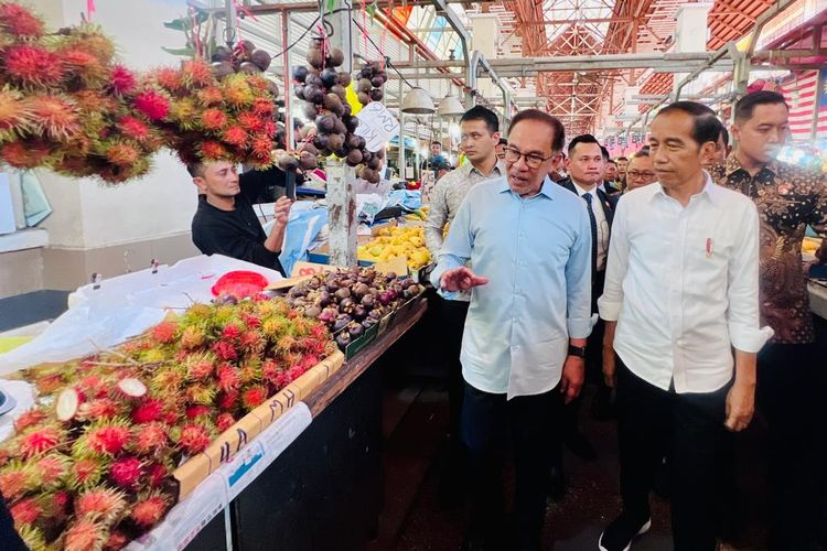 Presiden Joko Widodo bersama Perdana Menteri Malaysia Anwar Ibrahim melakukan blusukan atau berkunjung ke Pasar Chow Kit, Kuala Lumpur, Malaysia, Kamis (8/6/2023).