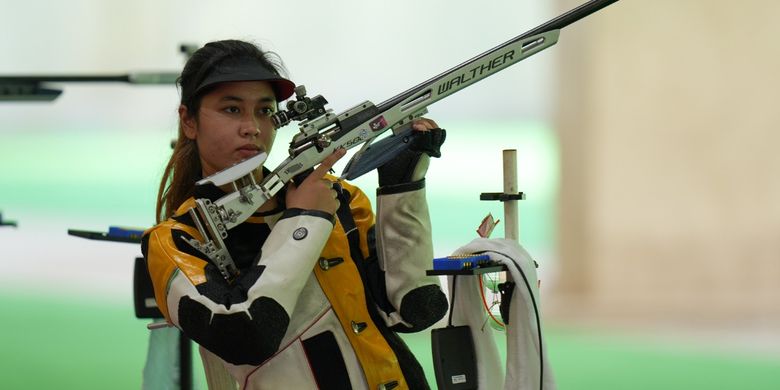 Atlet menembak asal Indonesia, Vidya Rafika Rahmatan Toyyiba, saat tampil pada Olimpiade Tokyo 2020.