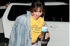 Kaus Selena Gomez Diduga Siratkan Status Jalinan Asmaranya 