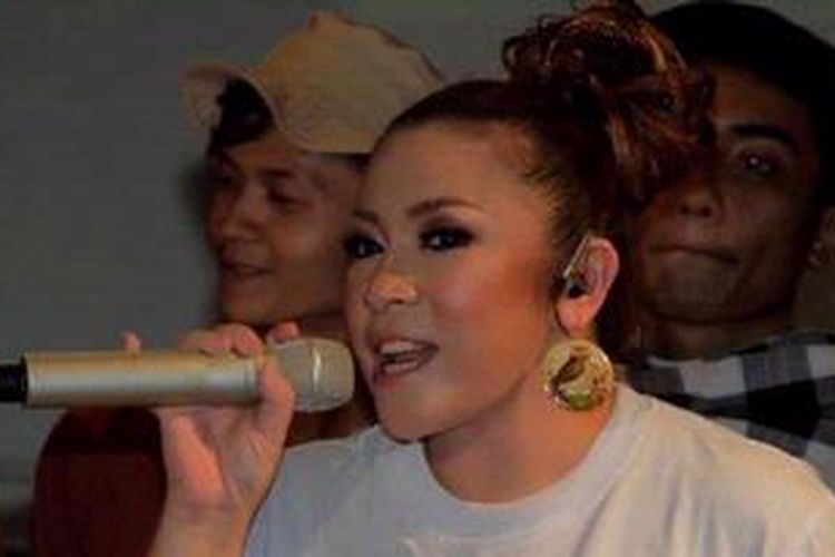 Penyanyi sekaligus pencipta lagu dan produser musik Melly Goeslaw menyanyi dalam acara press screening film berjudul Kabayan Jadi Milyuner di Planet Hollywood Jakarta, Selasa (21/12/2010). Film bergenre drama komedi ini akan mulai diputar di degung-gedung bioskop Tanah Air pada 23 Desember 2010. 