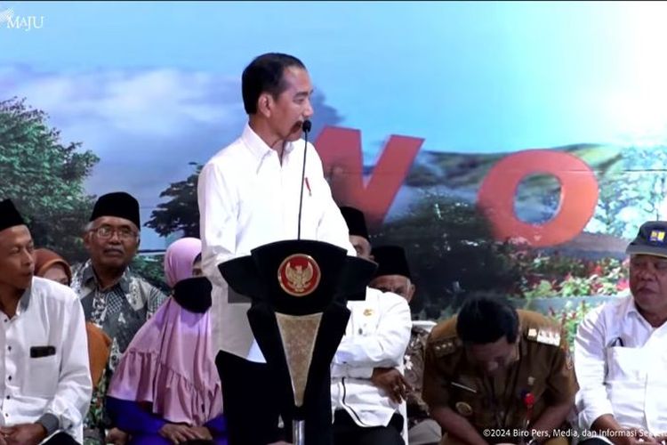 Presiden Joko Widodo membagikan 5.000 sertifikat tanah kepada warga Wonosobo, Jawa Tengah, pada Senin (22/1/2024).