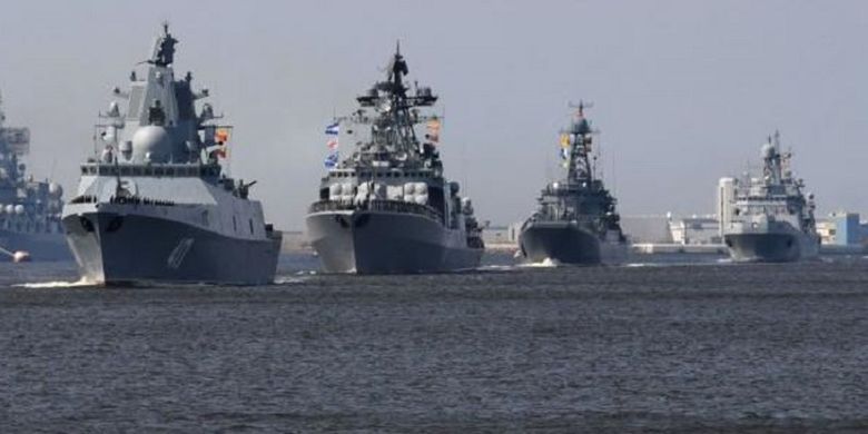 Kapal fregat Admiral Gorshkov (dua dari kiri) bersama kapal perang Rusia lainnya ketika berlayar dekat Pangkalan Kronshtadt di luar Saint Petersburg pada 20 Juli 2018.