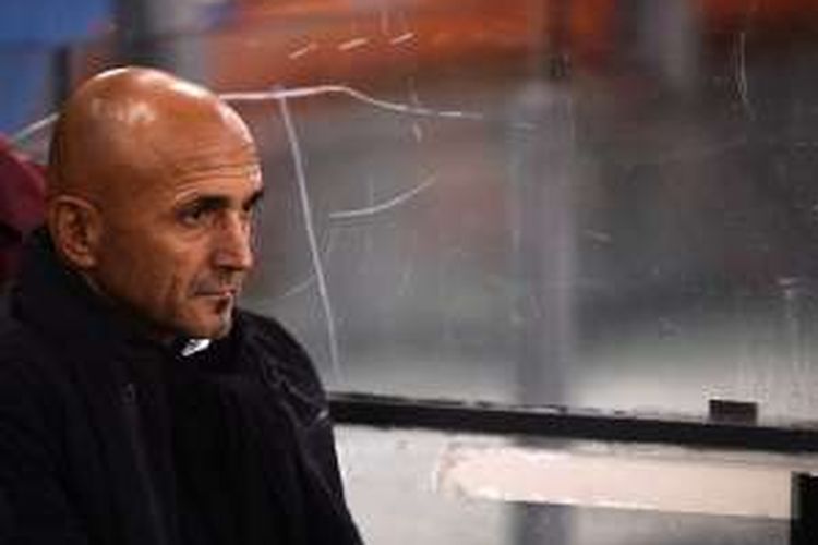 Pelatih AS Roma, Luciano Spalletti, menyaksikan timnya bertanding melawan Viktoria Plzen di Stadion Olimpico, 24 November 2016.