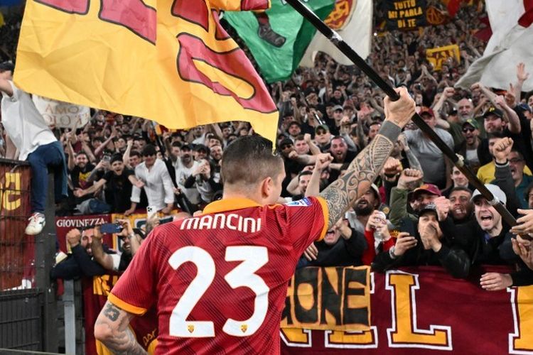 Gianluca Mancini merayakan kemenangan bersama suporter di Curva Sud Stadion Olimpico usai partai pekan ke-31 Liga Italia 2023-2024 antara Roma vs Lazio, 6 April 2024. (Photo by Alberto PIZZOLI / AFP)