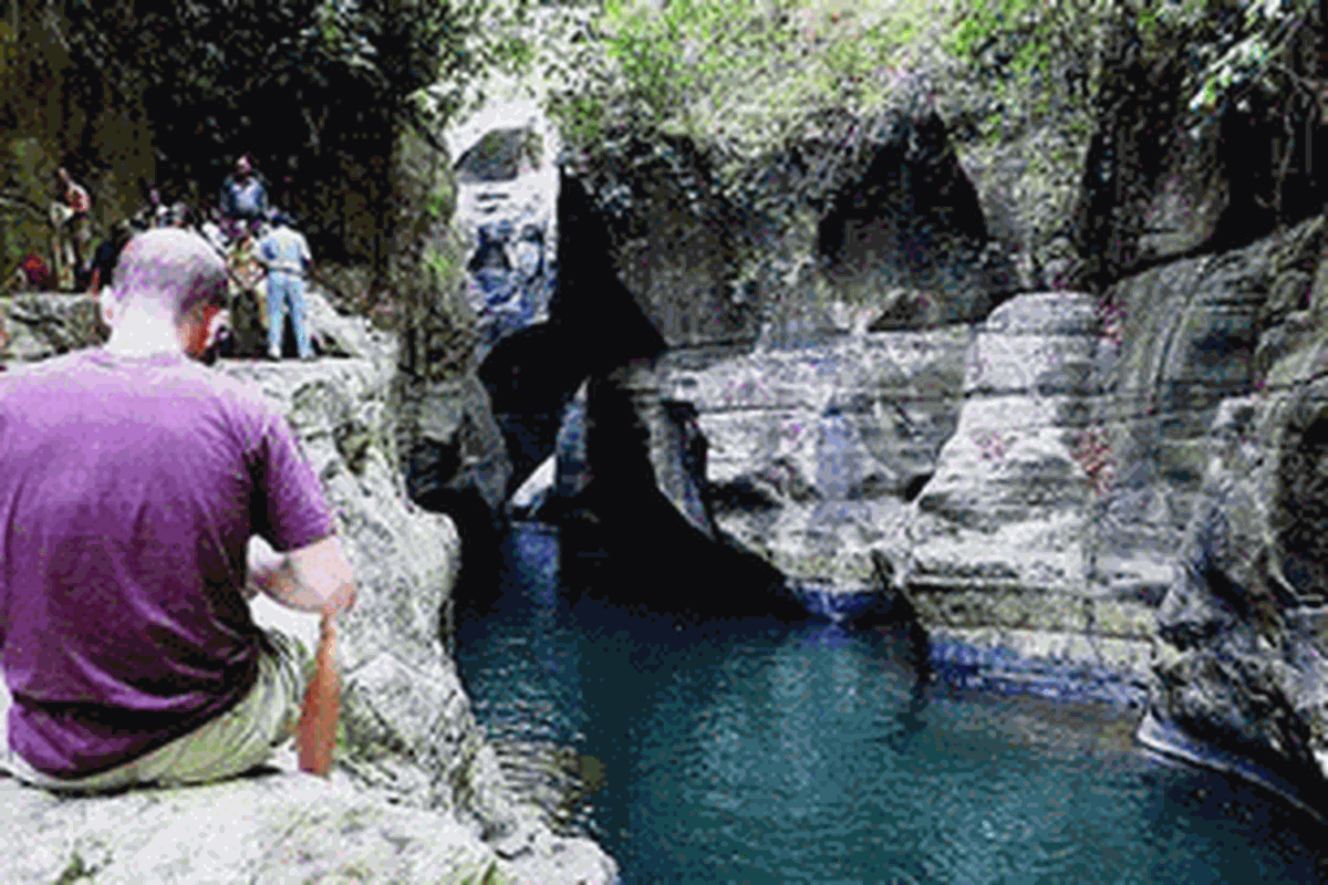 Sejumlah wisatawan asing duduk santai menikmati indahnya panorama lembah sungai di obyek wisata air terjun Cunca Wulang di Kecamatan Mbeliling, Kabupaten Manggarai Barat, Pulau Flores, Nusa Tenggara Timur, Sabtu (11/8/2012). Kawasan sungai itu juga diwarnai tebing dan batu alam raksasa yang unik dan memesona. Air terjun ini juga memiliki keunikan, wisatawan dapat loncat dari tebing untuk berenang di lembah sungai.