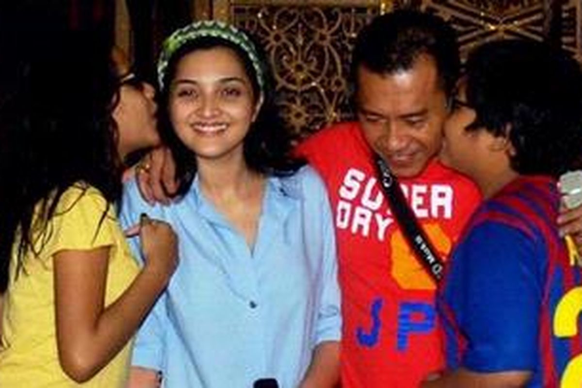 Pengantin baru Anang Hermansyah dan Ashanty, bersama Aurel (kiri) dan Azriel (kanan), menjalani gladi bersih resepsi pernikahan mereka di Hotel Shangri-La Jakarta, Minggu (20/5/2012).  