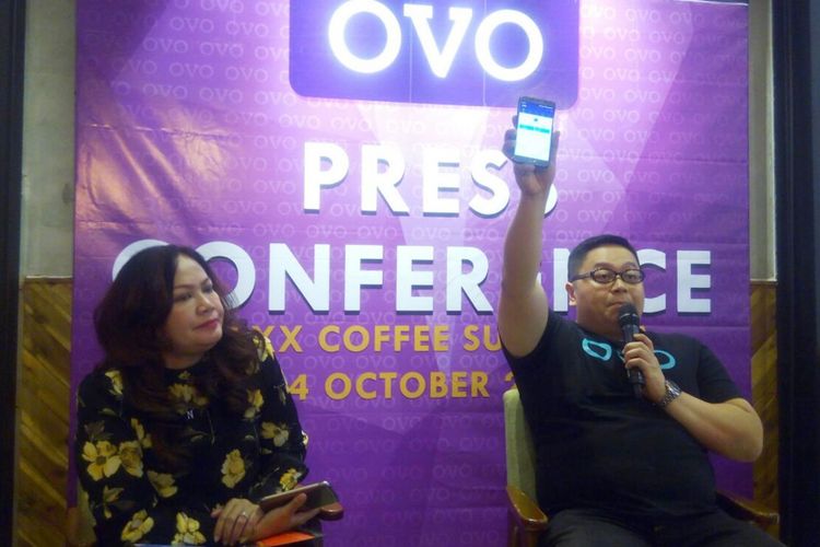Direktur OVO Johnny Widodo bersama Corporate Public Relation Lippo Malls Indonesia Plaza, Nidia N Ichsan menunjukkan aplikasi OVO yang mereka punya, Kamis (26/10/2017)