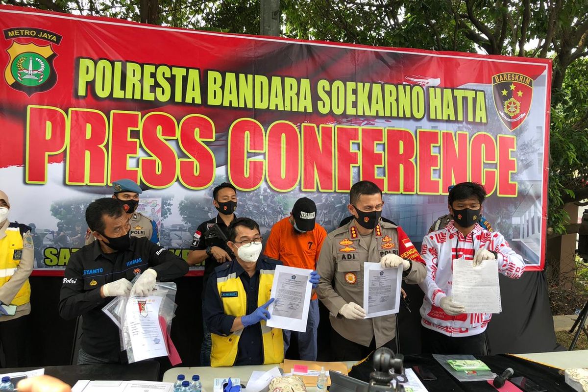 Konferensi pers penangkapan kasus penggunaan surat palsu bebas Covid-19 di Polres Bandara Soekarno-Hatta, Senin (10/8/2020)