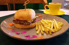 Kafe di Apartemen Hits Malang Sajikan Burger dengan Edible Flowers