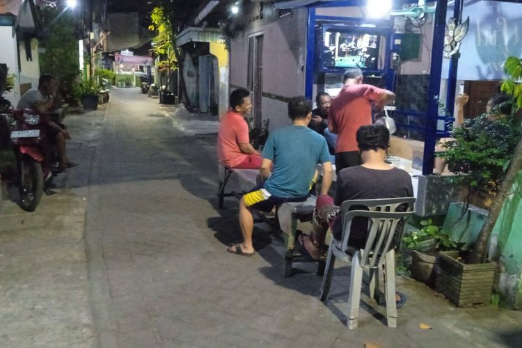 Suasana RT 14 RW 06 saat ronda malam yang dijalankan dengan penuh dukungan dari warga.