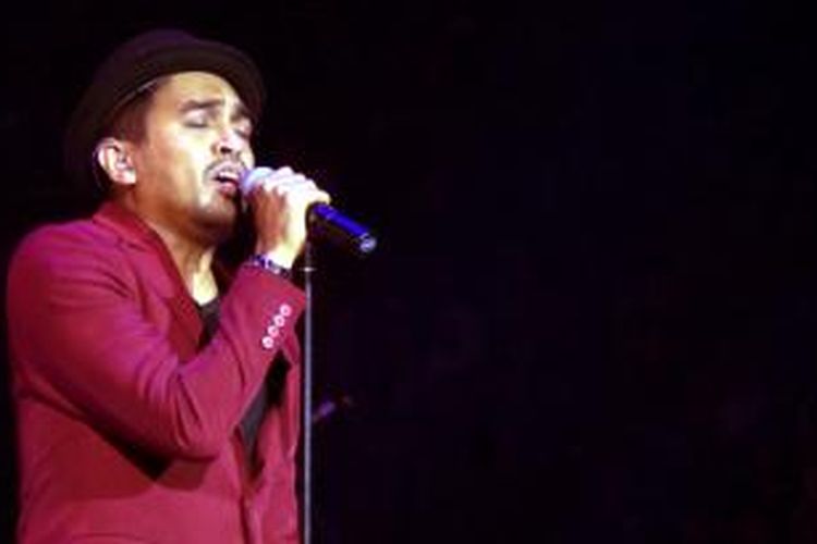 Glenn Fredly menggelar konser Menanti Arah di Istora Senayan, Jakarta Pusat, Sabtu (17/10/2015) malam. Konser ini diselenggarakan untuk memperingati 20 tahun berkarya artis musik berdarah Ambon tersebut.