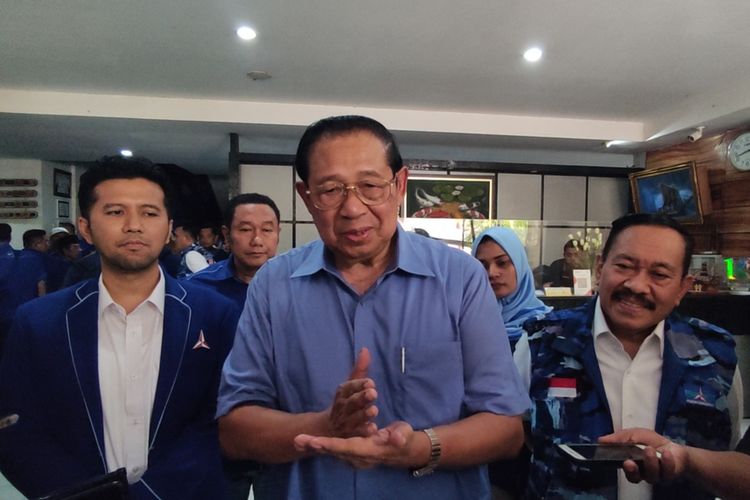 Susilo Bambang Yudhoyono setelah kegiatan pertemuan dengan para kader Partai Demokrat, di Kabupaten Trenggalek Jawa Timur, Sabtu (09/13/2023).