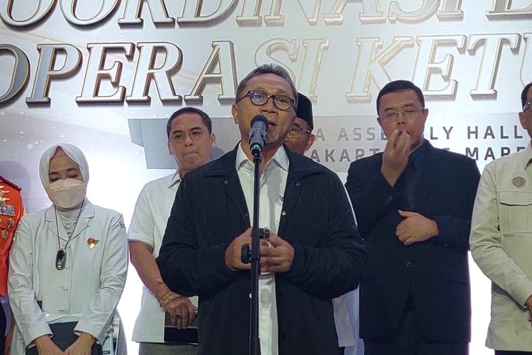 Menteri Perdagangan (Mendag), Zulkifli Hasan (Zulhas) usai menghadiri Rapat Koordinasi Lintas Sektoral Operasi Ketupat 2024 di Hotel Bidakara, Jakarta, Senin (25/3/2024).