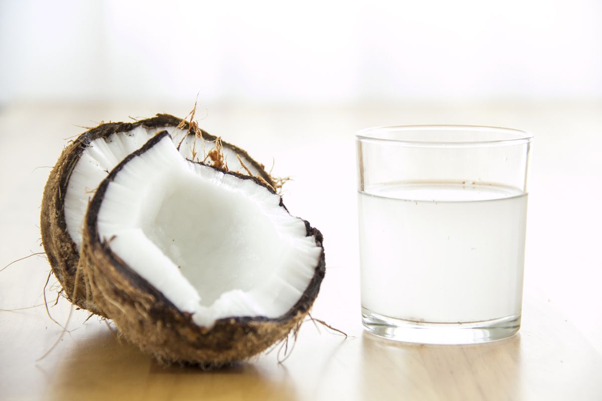 Ilustrasi manfaat air kelapa.